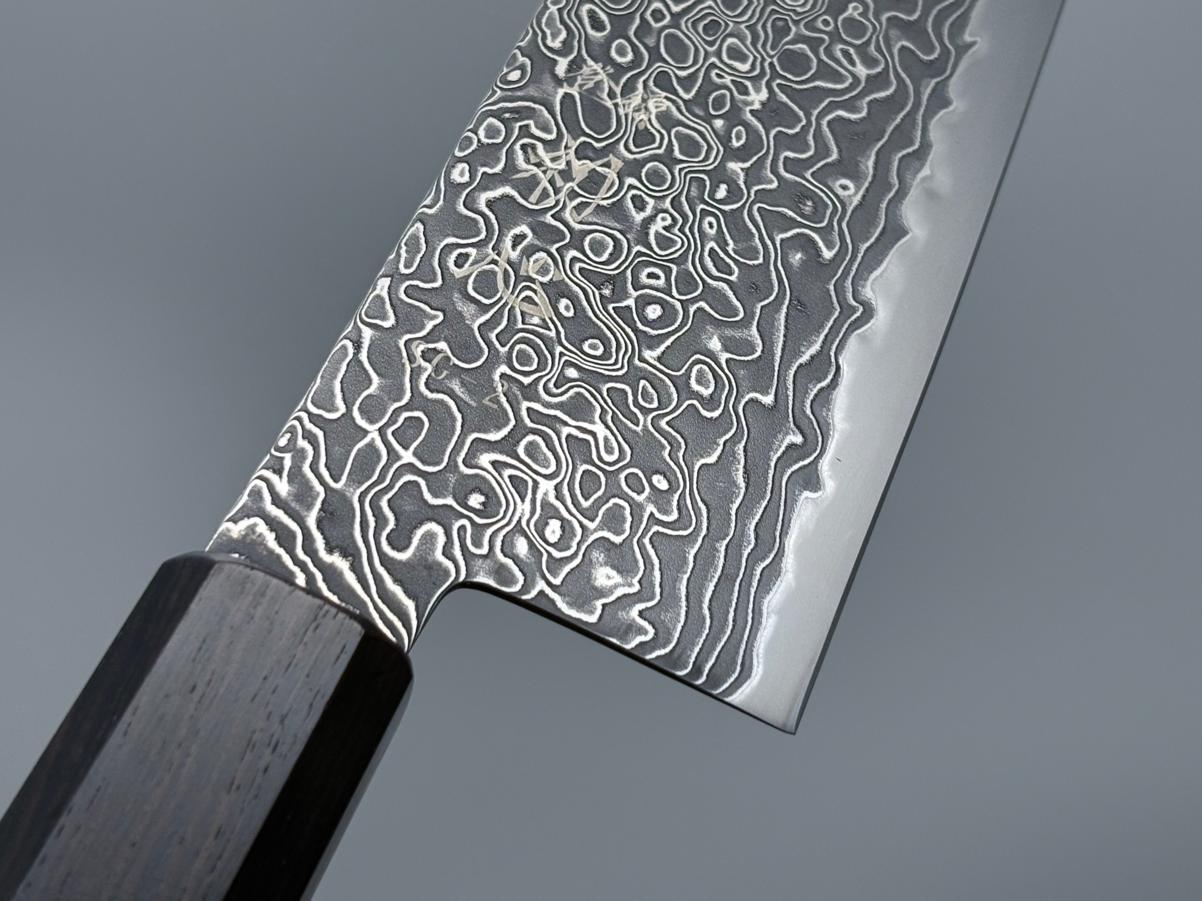 Damascus kitchen knife: what makes them special and how to choose one