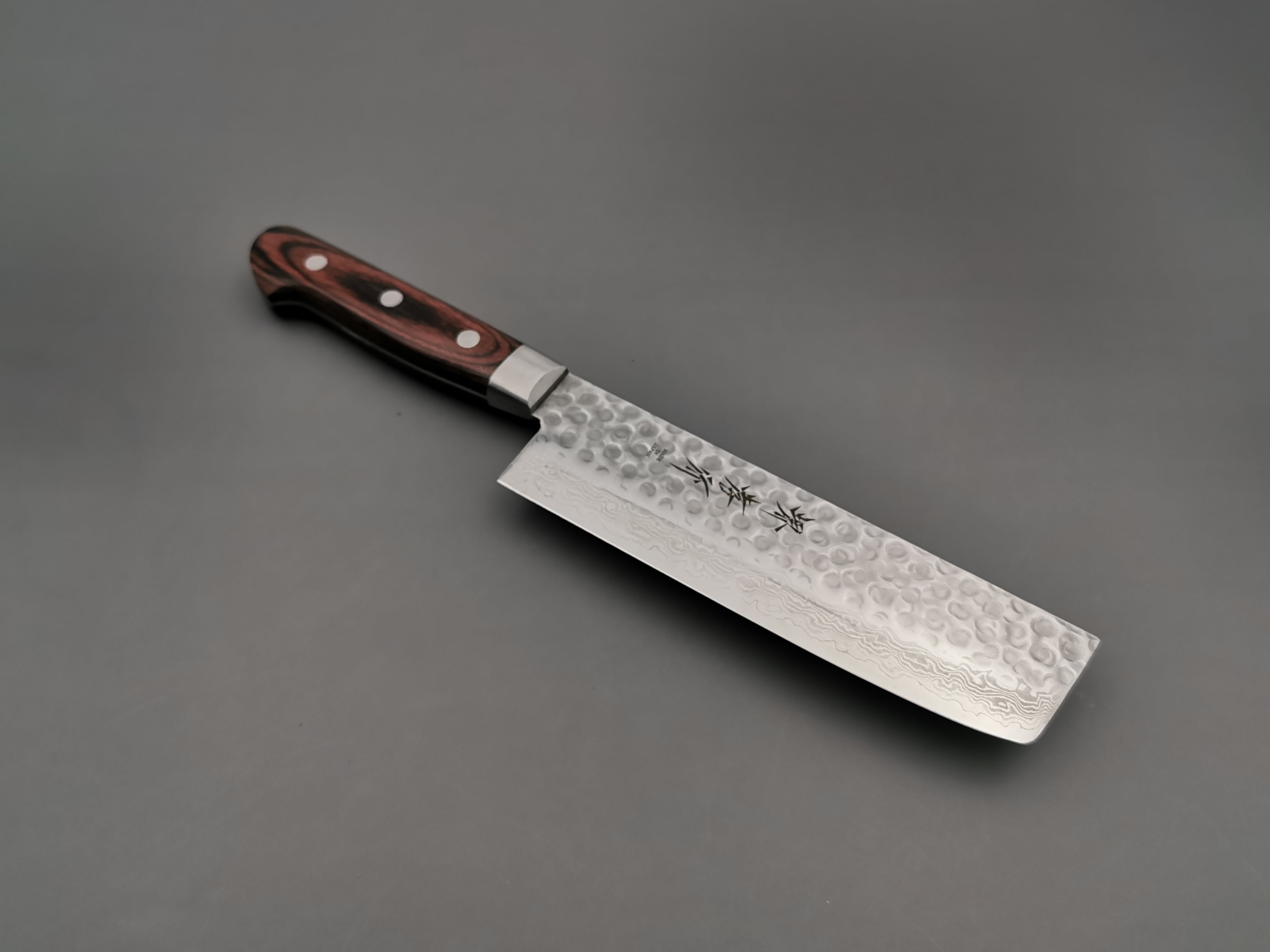 Stainless steel knives: what makes them worth considering