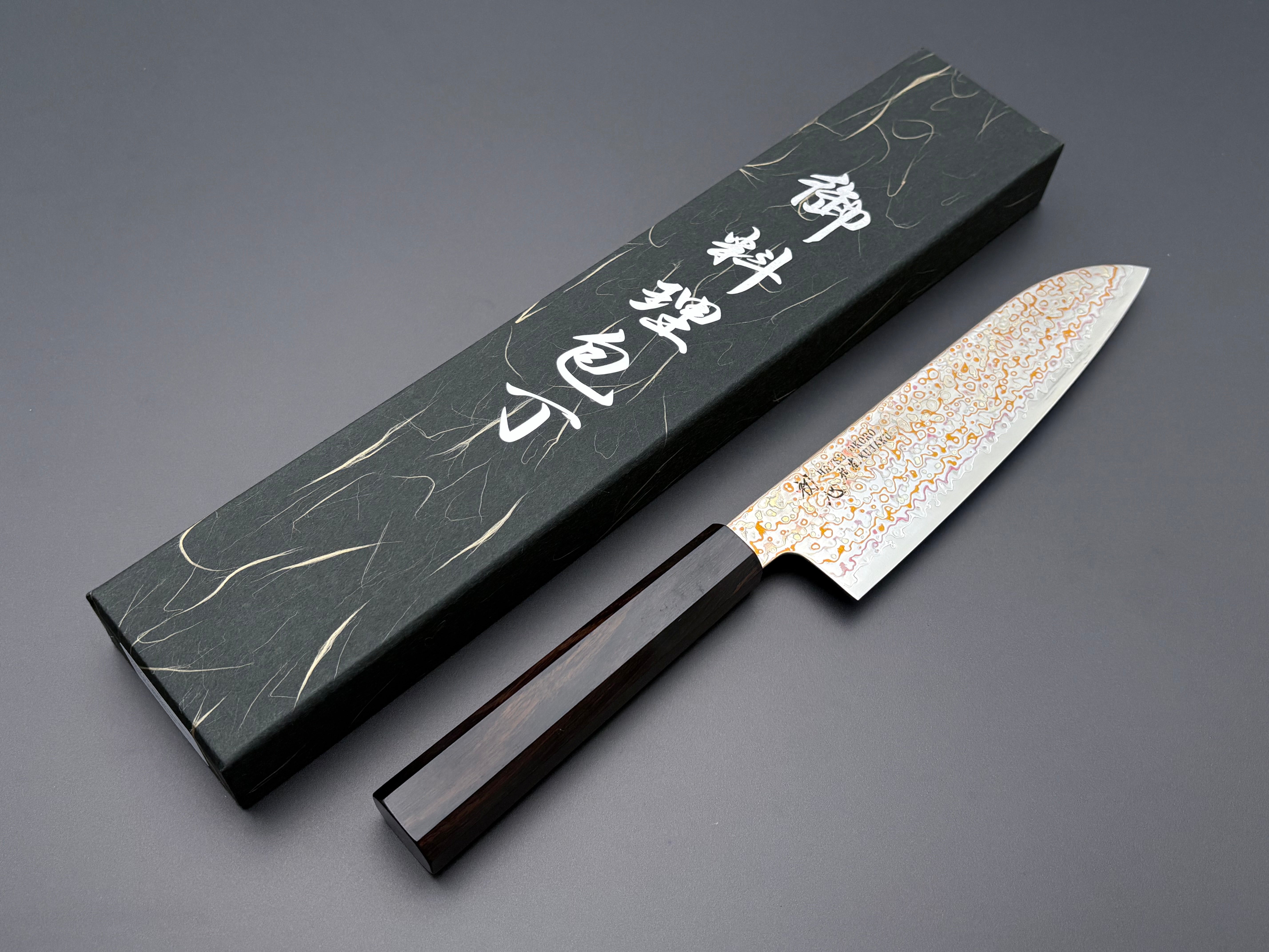 Hatsukokoro Kujaku V-Toku2 Rainbow Damascus Santoku – Cutting Edge